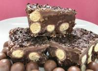 Πανεύκολο σοκολατένιο γλυκό ψυγείου με maltesers