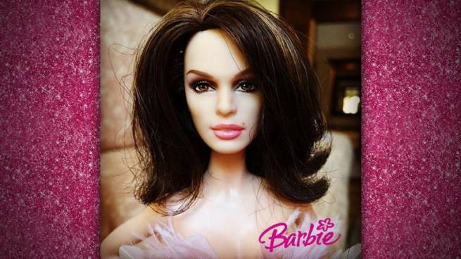 Ποιο sex symbol, ετών 49 και ακόμα καλλονή είναι αυτή η Barbie;
