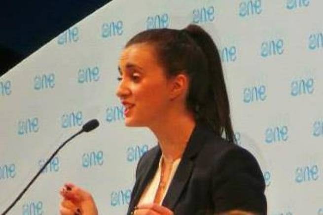 Ελληνίδα απευθύνει λόγο για τη διαφθορά - Παρακολουθήθηκε από 30000 άτομα, μεταξύ τους ο Κόφι Αννάν και η Μίνι Μαντέλα